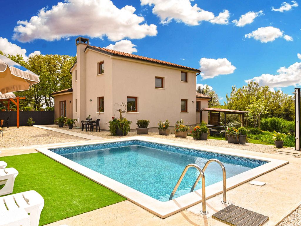 Ferienhaus mit Swimmingpool in mediterraner Umgebung