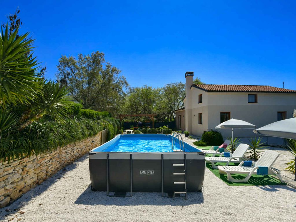 Ferienhaus mit Swimmingpool in mediterraner Umgebung