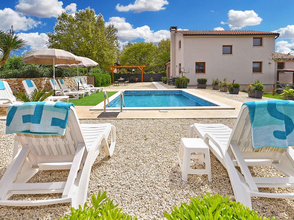 Ferienhaus mit Swimmingpool in mediterraner Umgebung