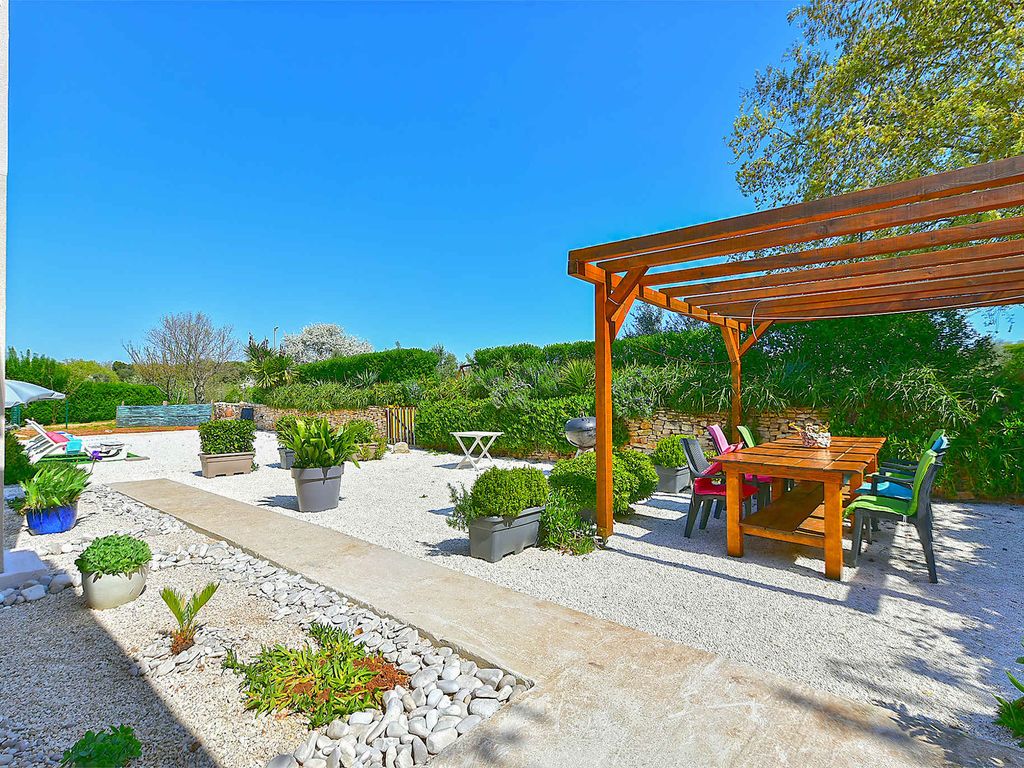 Ferienhaus mit Swimmingpool in mediterraner Umgebung