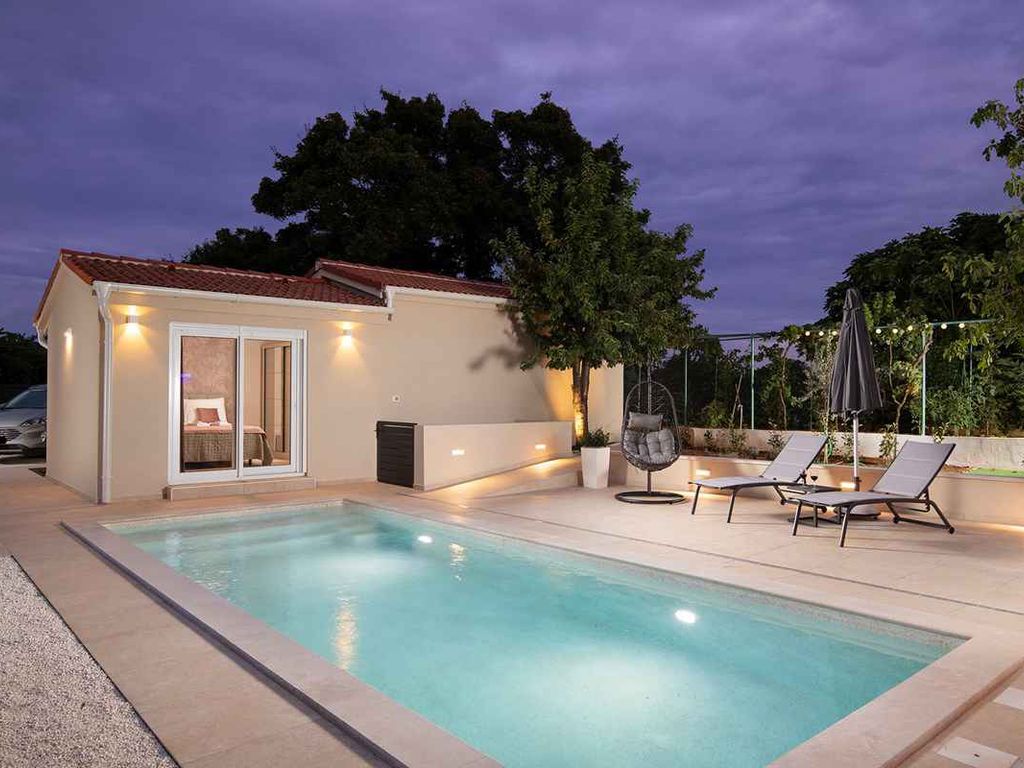 Ferienhaus mit Swimmingpool und Sommerküche
