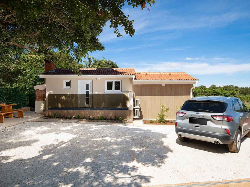 Ferienhaus mit Swimmingpool und Sommerküche
