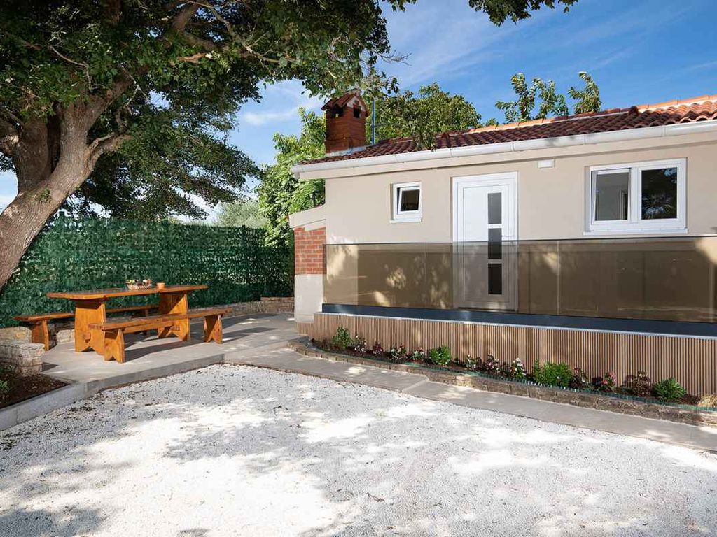 Ferienhaus mit Swimmingpool und Sommerküche