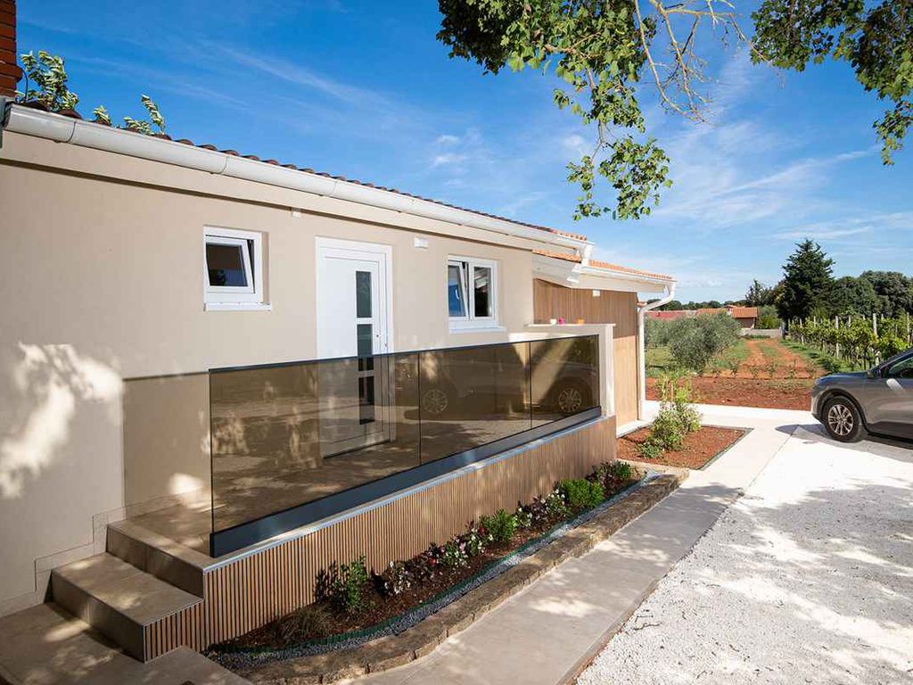 Ferienhaus mit Swimmingpool und Sommerküche