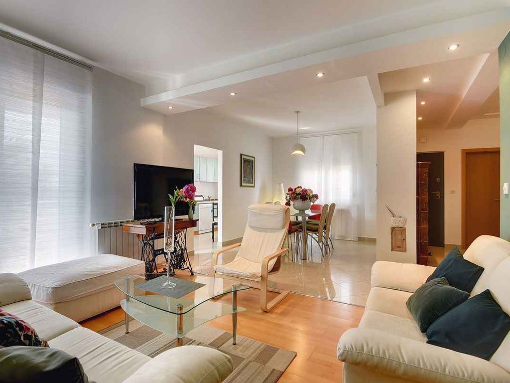 Ferienwohnung mit Gemeinschaftspool und Klimaanlage