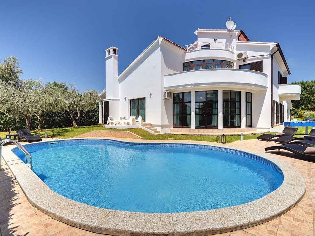 Villa mit Swimmingpool, Fitness und Sauna