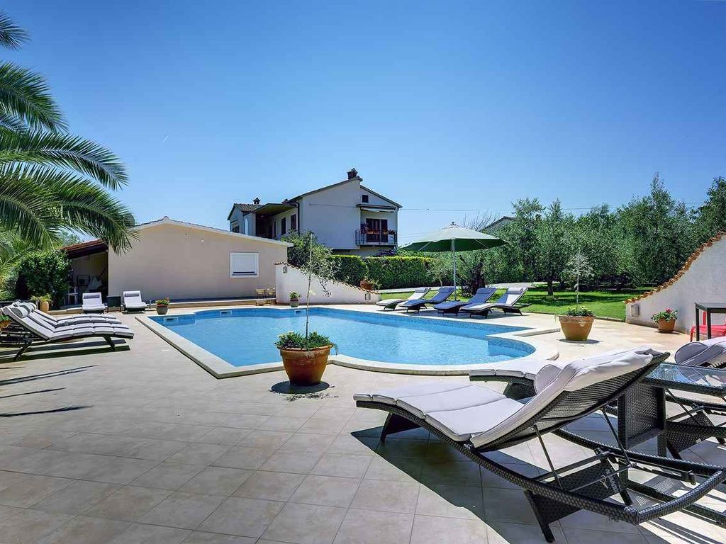 Ferienwohnung mit Pool und Parkplatz