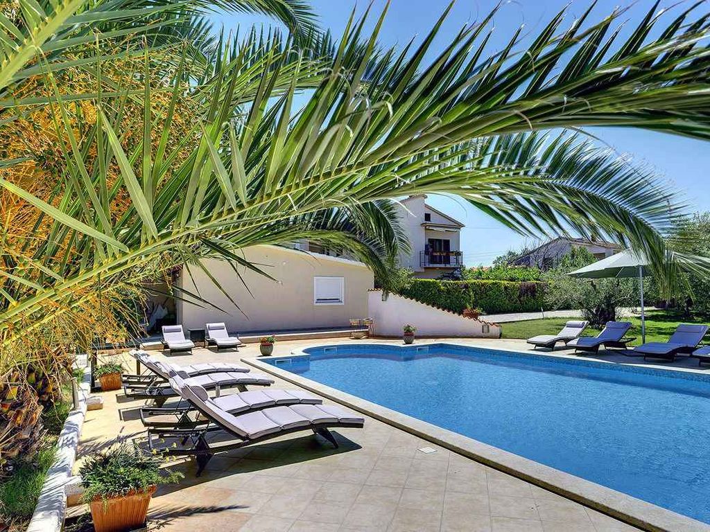 Ferienwohnung mit Pool und Parkplatz