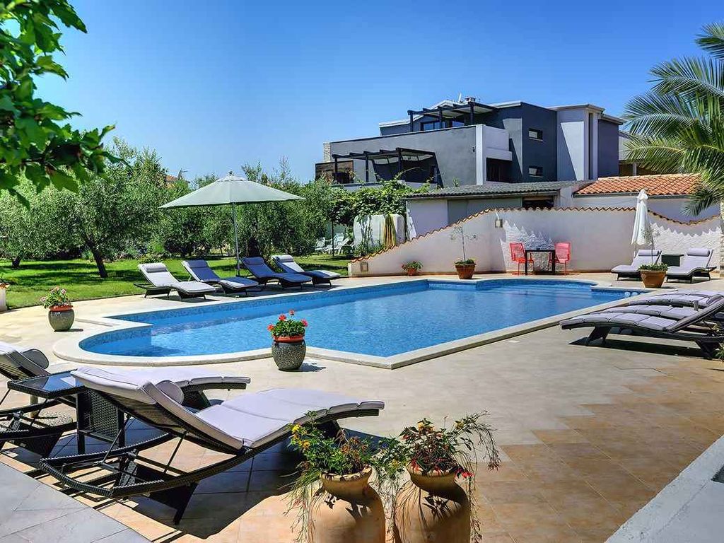 Ferienwohnung mit Pool und Parkplatz