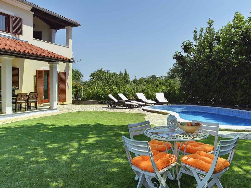 Villa mit Pool und Klimaanlage