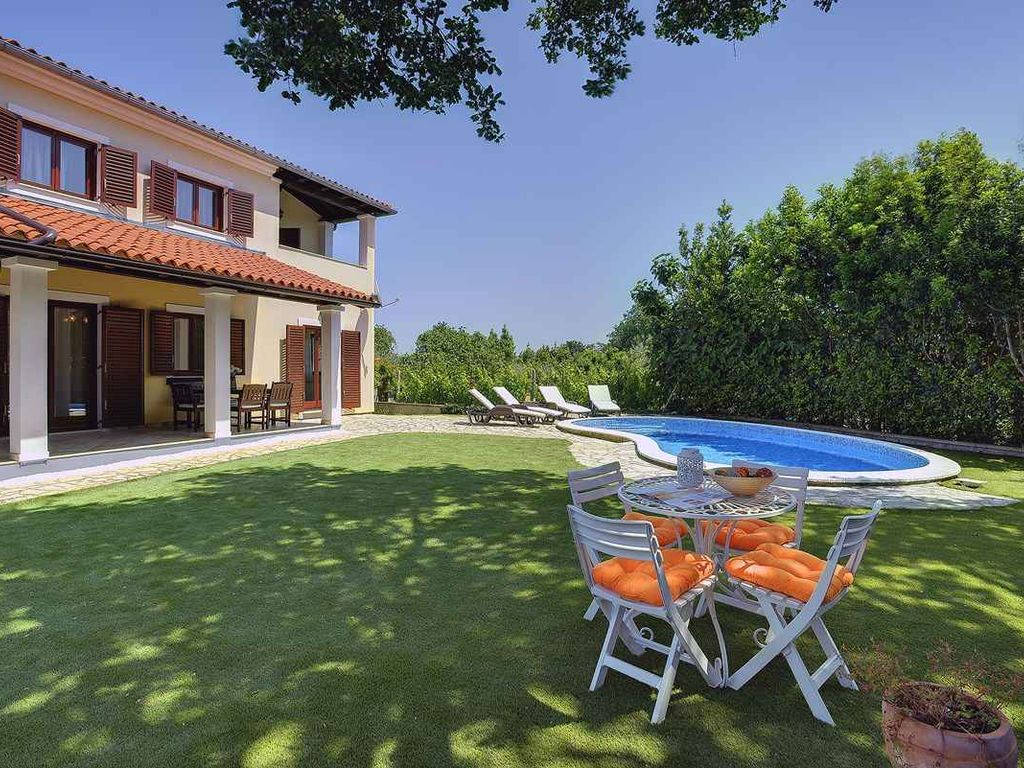 Villa mit Pool und Klimaanlage