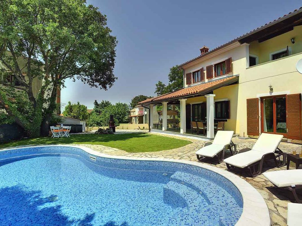 Villa mit Pool und Klimaanlage
