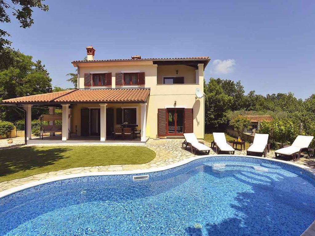 Villa mit Pool und Klimaanlage