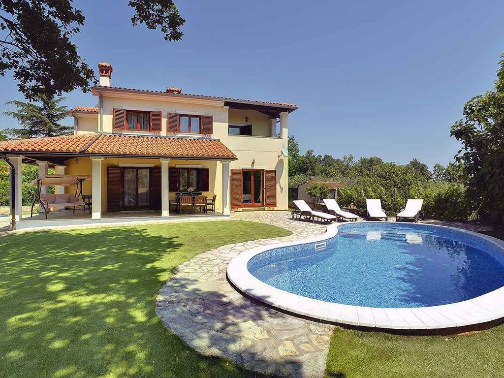 Villa mit Pool und Klimaanlage