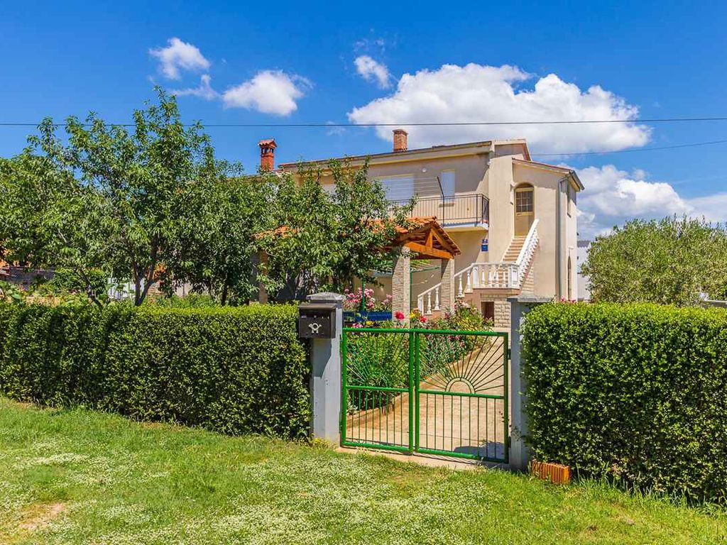 Ferienwohnung mit Terrasse und gemeinsamen Garten