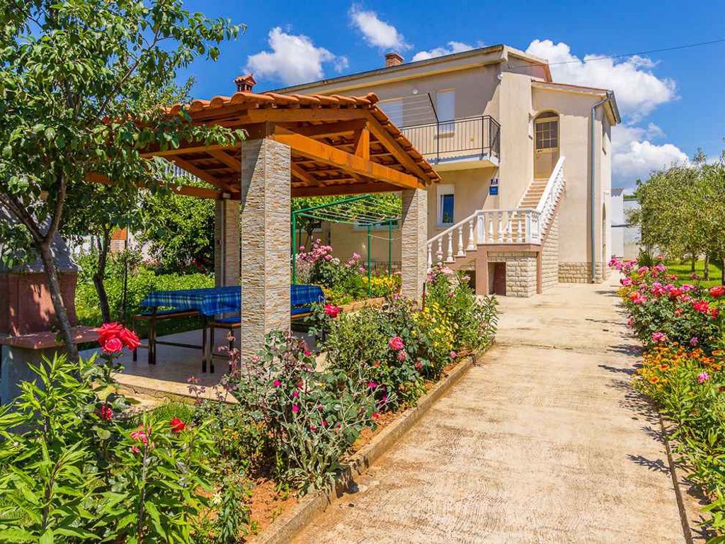 Ferienwohnung mit Terrasse und gemeinsamen Garten