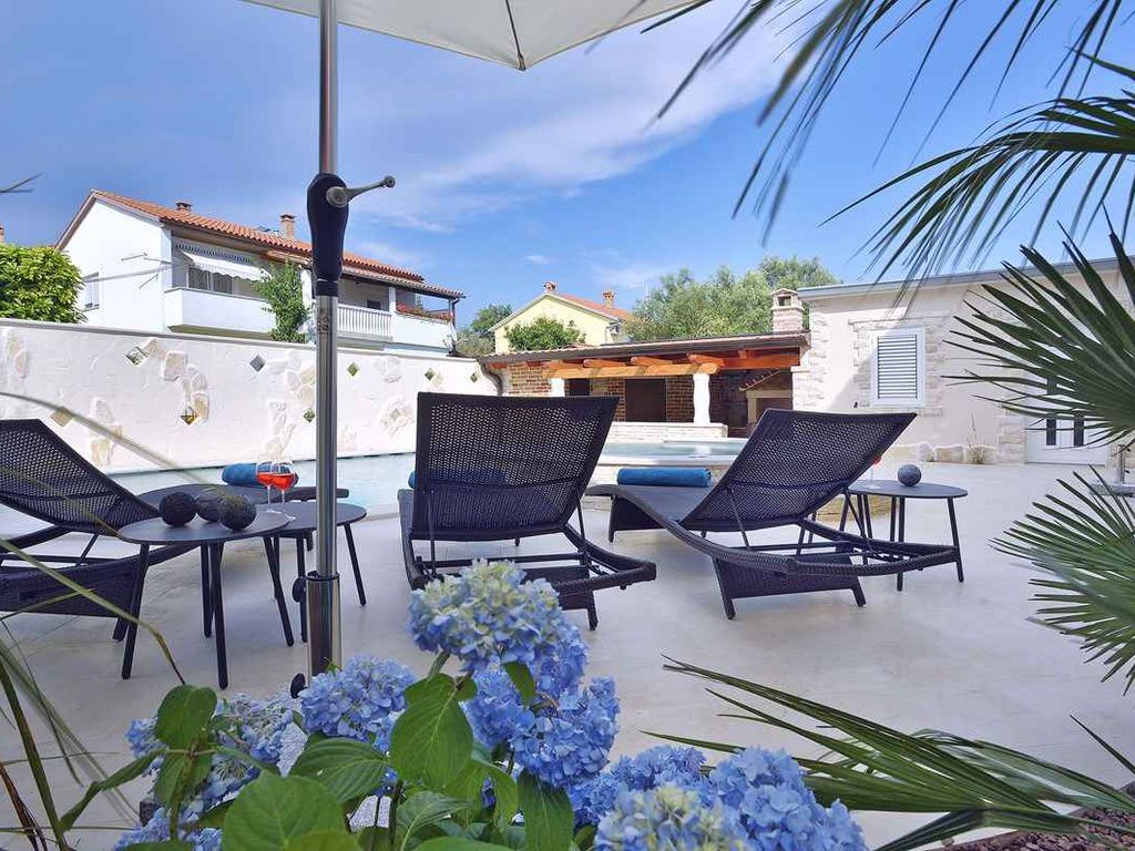 Ferienhaus mit Pool und Klimaanlage