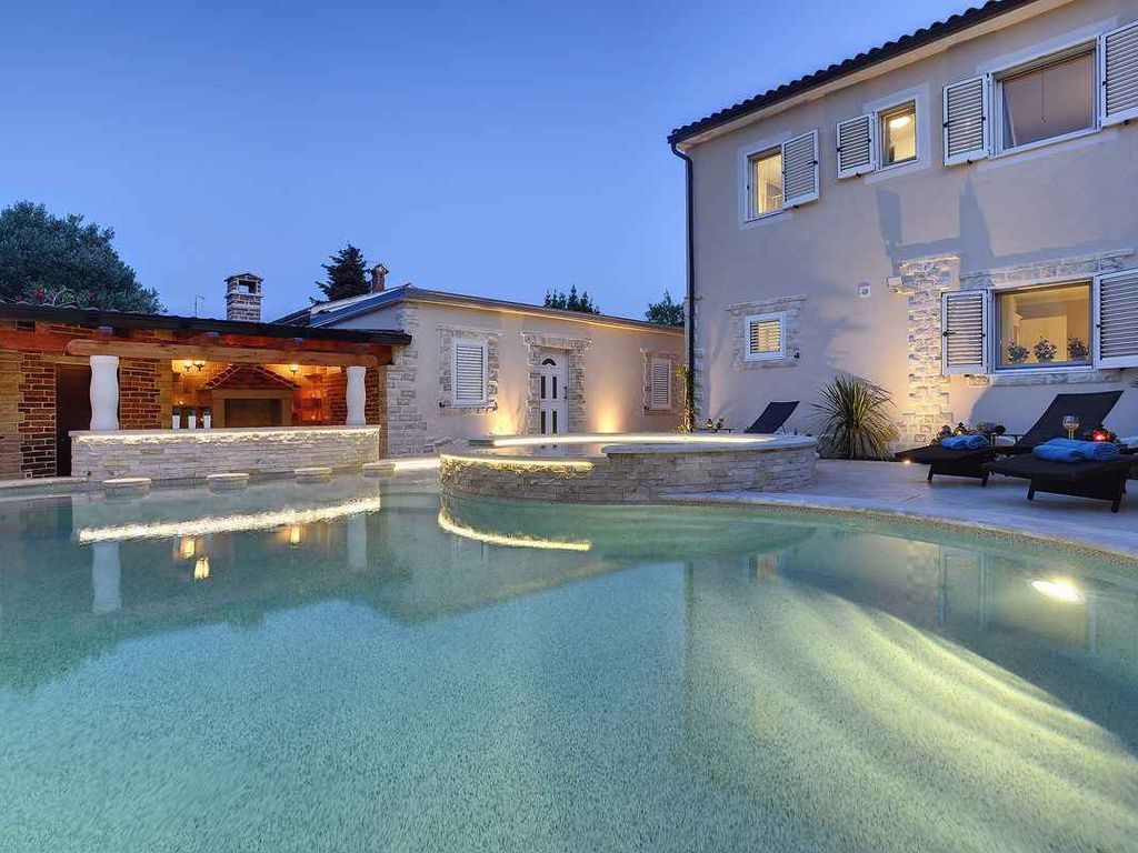 Ferienhaus mit Pool und Klimaanlage