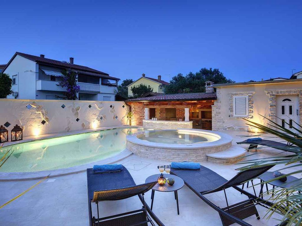 Ferienhaus mit Pool und Klimaanlage