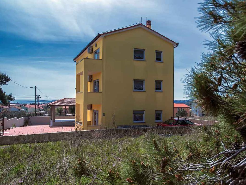 Ferienwohnung mit Klimaanlage, Balkon und Grill