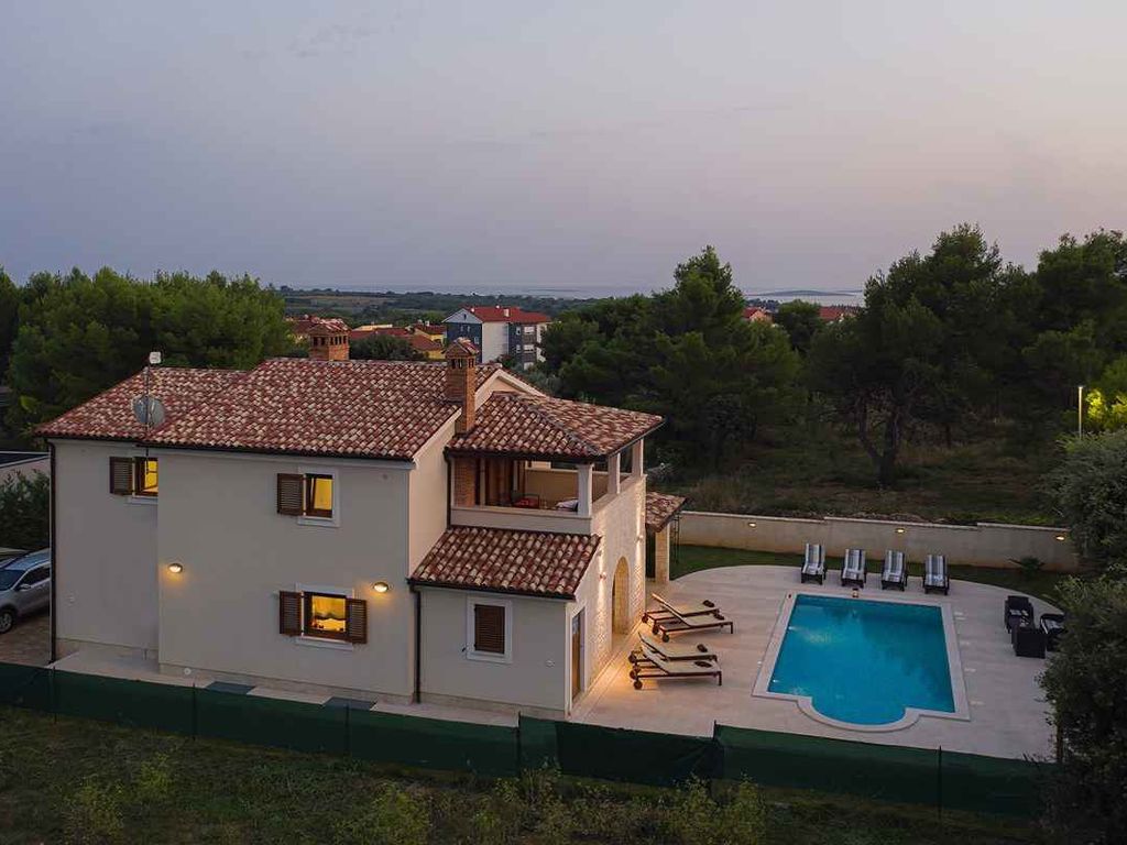 Villa mit Pool und Sonnenterrasse