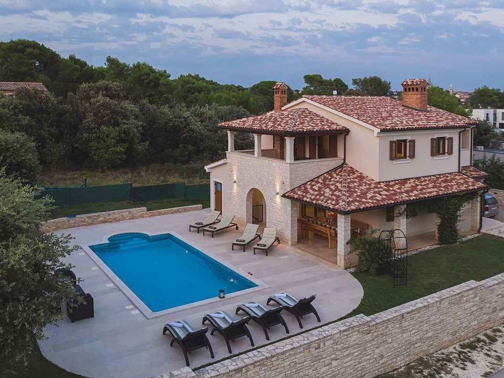 Villa mit Pool und Sonnenterrasse