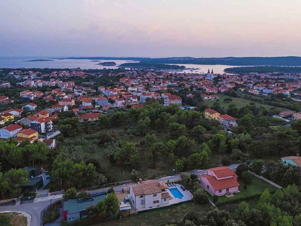 Villa mit Pool und Sonnenterrasse