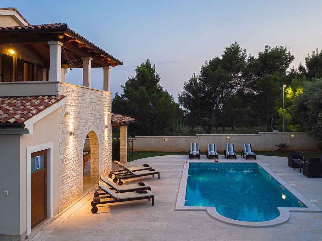 Villa mit Pool und Sonnenterrasse