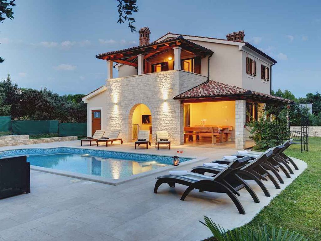 Villa mit Pool und Sonnenterrasse