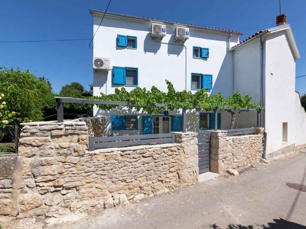 Ferienhaus mit Terrasse und Whirlpool