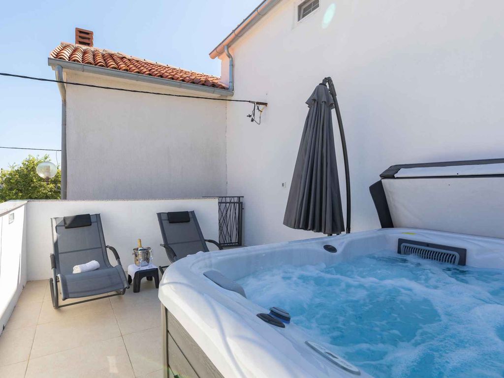 Ferienhaus mit Terrasse und Whirlpool