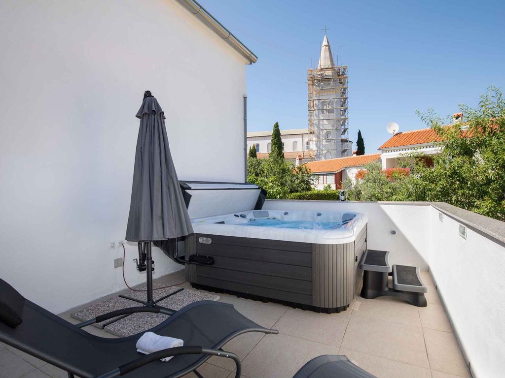 Ferienhaus mit Terrasse und Whirlpool