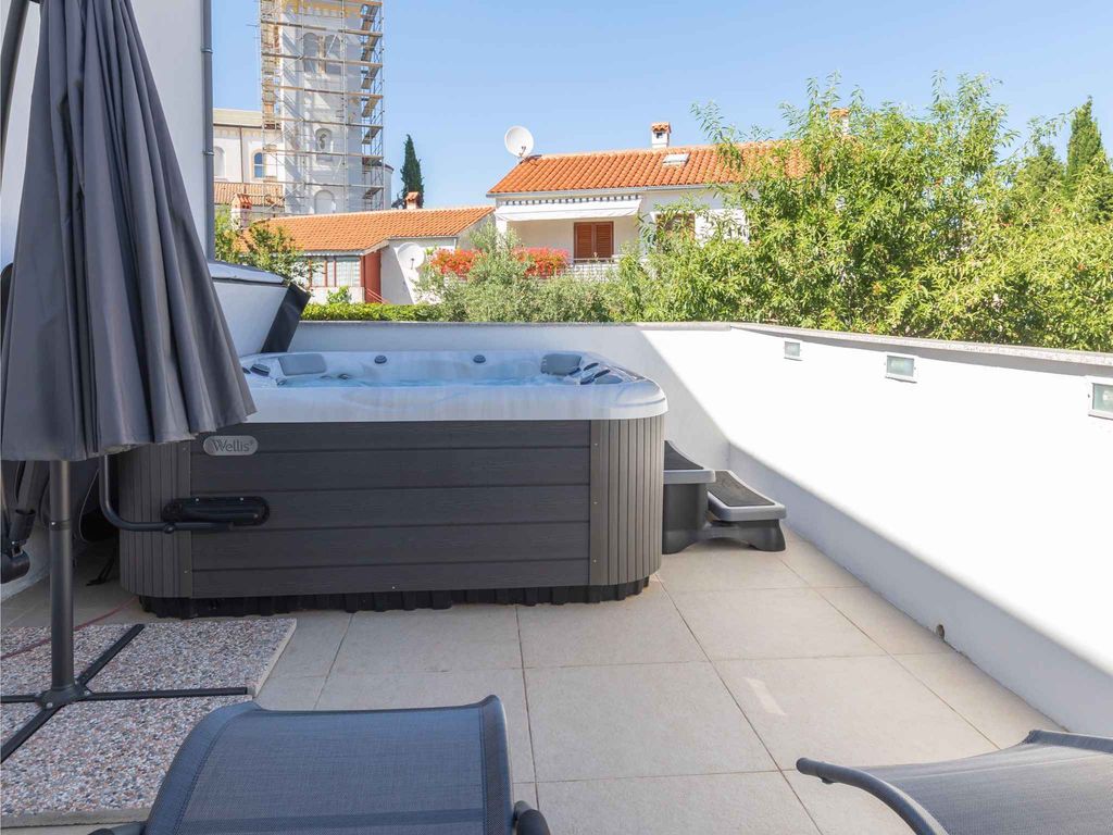 Ferienhaus mit Terrasse und Whirlpool