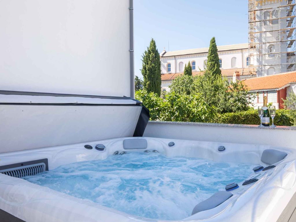 Ferienhaus mit Terrasse und Whirlpool