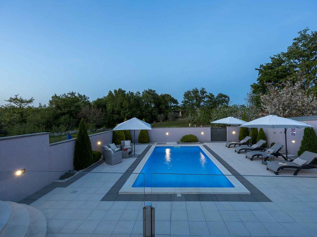 Komfort und Eleganz für einen idyllischen Familienurlaub, privater Pool
