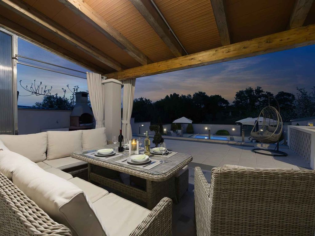 Komfort und Eleganz für einen idyllischen Familienurlaub, privater Pool