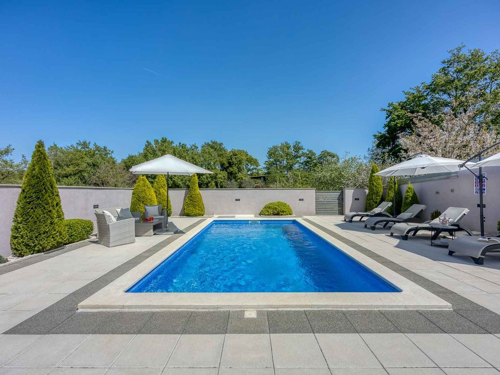 Komfort und Eleganz für einen idyllischen Familienurlaub, privater Pool