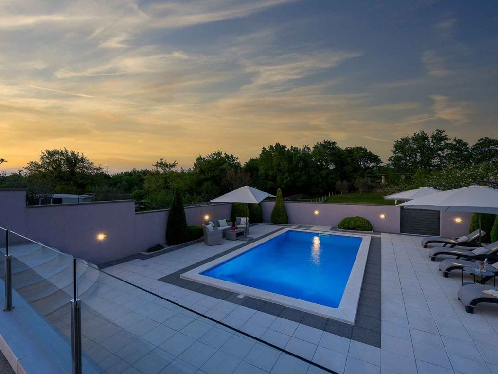 Komfort und Eleganz für einen idyllischen Familienurlaub, privater Pool