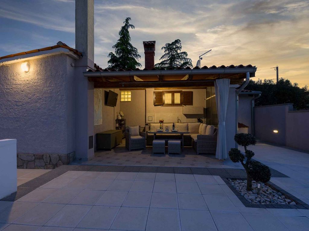 Komfort und Eleganz für einen idyllischen Familienurlaub, privater Pool
