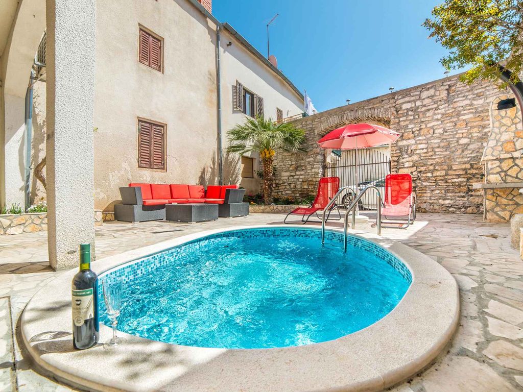 Apartment mit zwei Schlafzimmern, Balkon und Gemeinschaftspool in Medulin