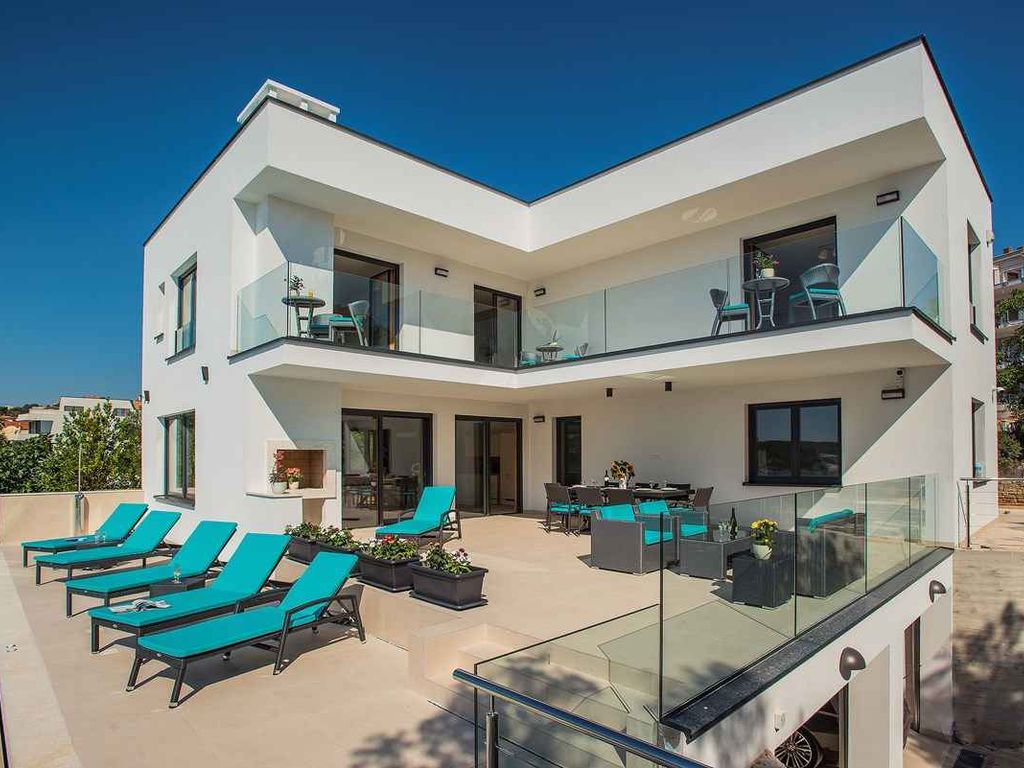 Villa mit Pool und Meerblick