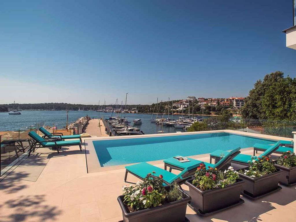 Villa mit Pool und Meerblick