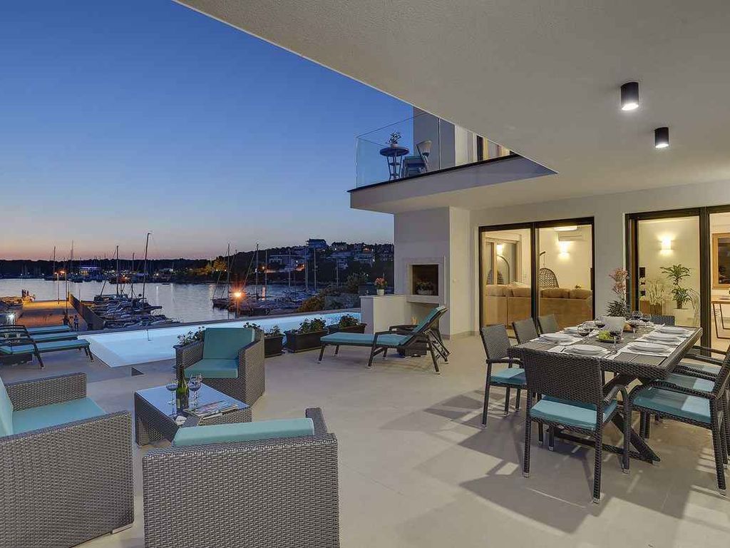 Villa mit Pool und Meerblick