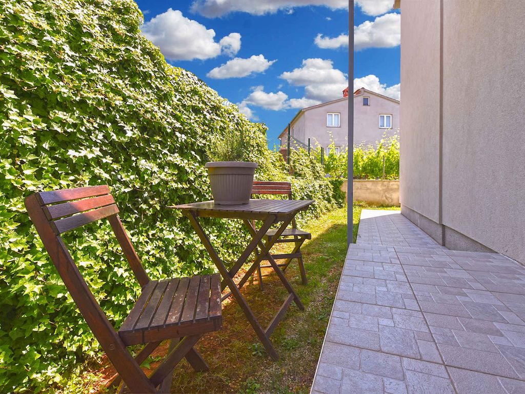 Ferienwohnung geschmackvoll eingerichtet mit Klimaanlage