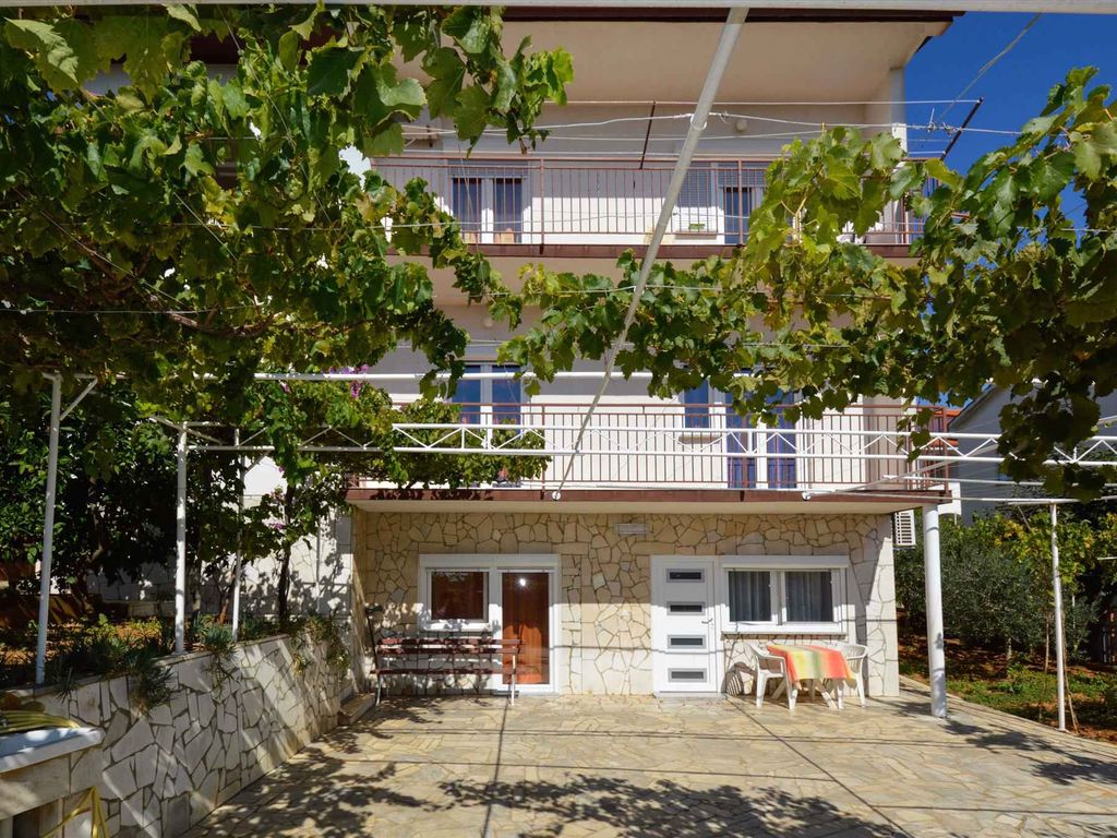Ferienwohnung mit Terrasse und Klimaanage