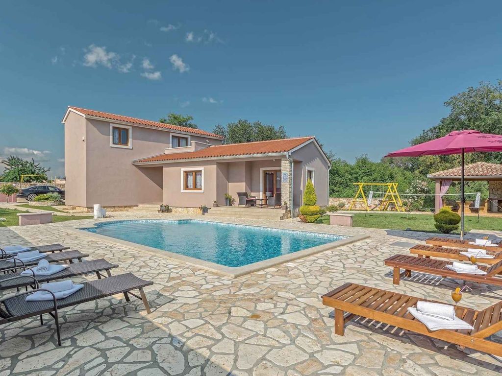 Ferienhaus mit Pool und Garten
