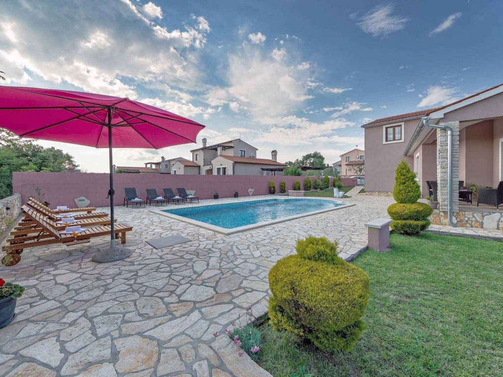 Ferienhaus mit Pool und Garten