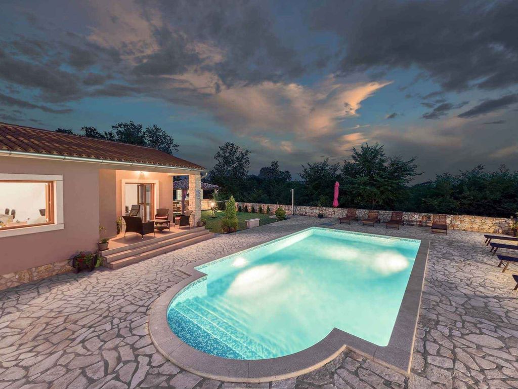Ferienhaus mit Pool und Garten