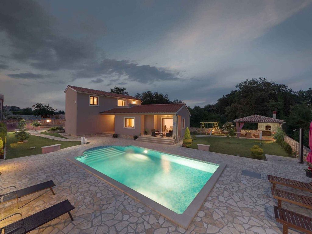 Ferienhaus mit Pool und Garten