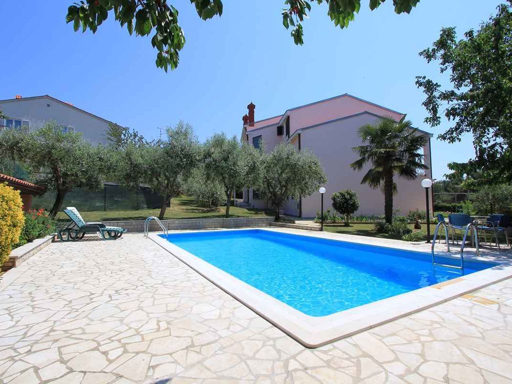Ferienwohnung mit Pool und Sonnenliegen